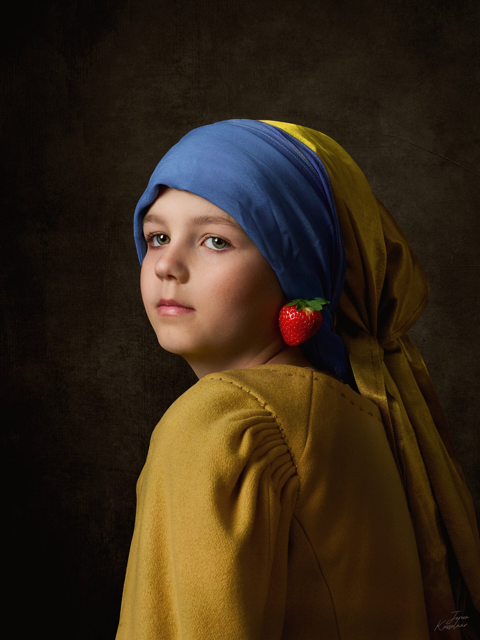 Portret geïnspireerd op Meisje met de parel, met een aardbei als culinaire knipoog.