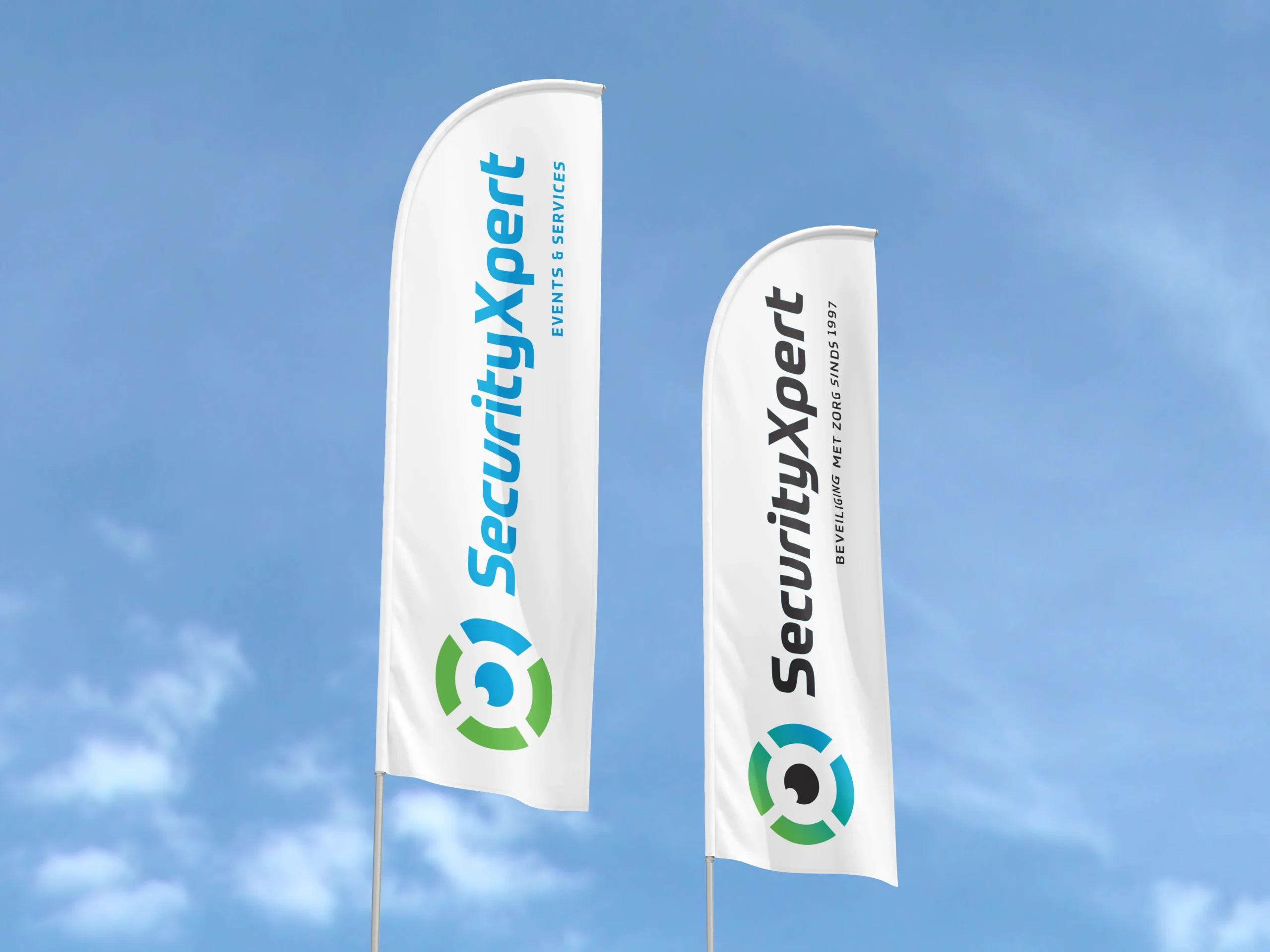 Twee witte SecurityXpert-vlaggen met het beeldmerk en blauwe, groene en zwarte typografie.